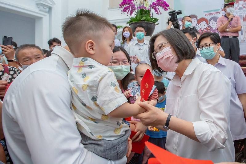 ▲蔡英文總統出席總統府員工家庭日，她致詞時說，0到6歲國家一起養的政策一定會貫徹。（圖／總統府提供）