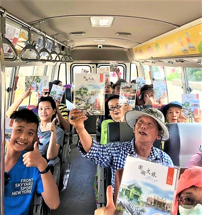 ▲「澎湖好行」現有兩條路線各具魅力,導覽人員非常專業又有豐富的解說經驗,能帶給來澎的旅客全新的感受。(圖/澎湖縣政府提供)