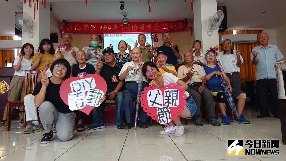 ▲父親節前夕，彰化榮家邀請住民長輩們一起動手DIY，製作自己專屬的零錢包及造型娃娃，增加小肌肉之訓練。（圖／記者陳雅芳攝，2020.08.07）