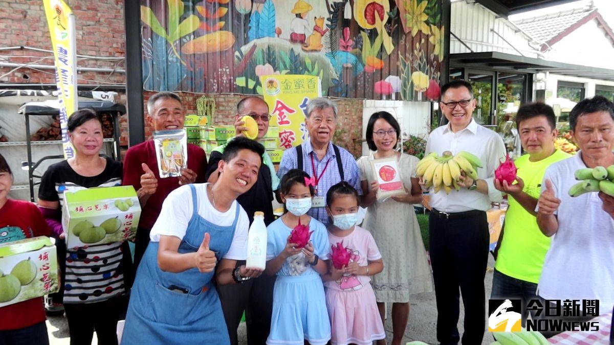 ▲香菇王集團從台北包車帶領「師婦團」的消費者到埔心鄉產地觀摩參訪，大啖健康風味料理，也大手筆採買埔心鄉農特產。（圖／記者陳雅芳攝，2020.08.07）