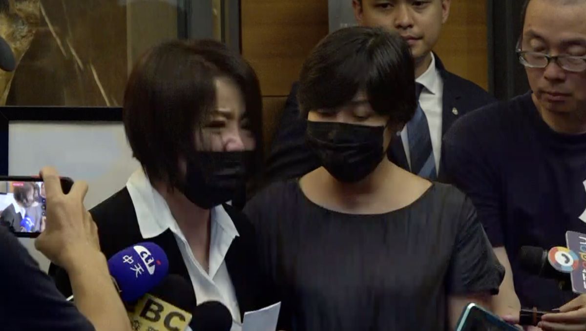 ▲于美人（左）現身靈堂痛哭，還趕到二殯招魂室擲筊安撫羅霈穎。（圖／記者葉政勳攝）