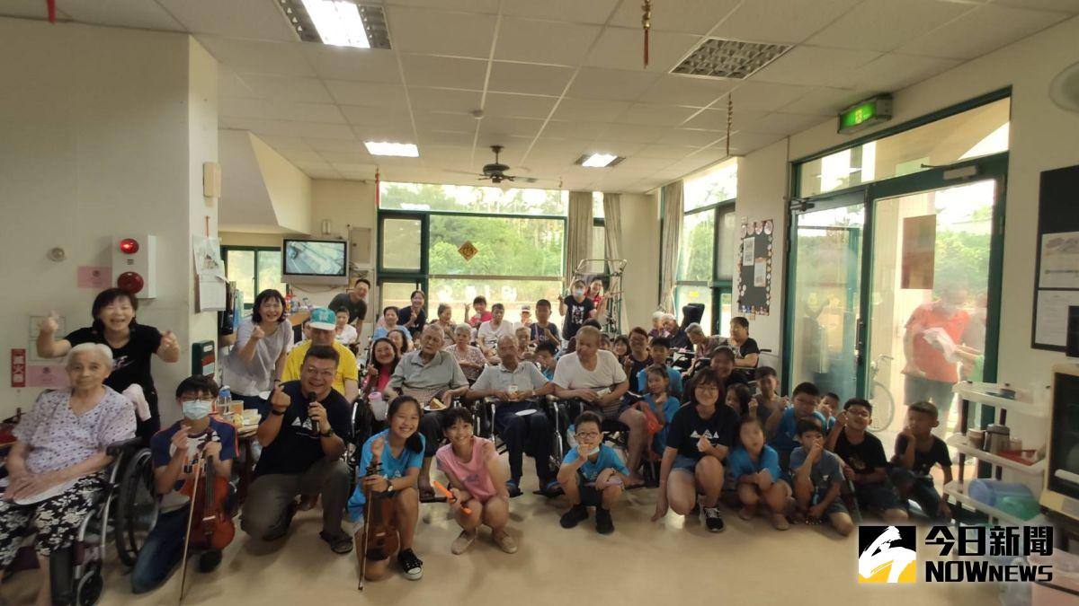 ▲文德國小響笛班利用父親節假期到社區安養中心辦理音樂傳愛，讓安養中心的長輩們渡過難忘的父親節。（圖／記者陳雅芳攝，2020.08.08）