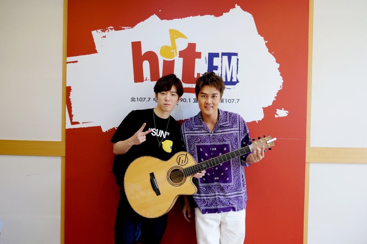 ▲蔣卓嘉（左）與吳克群一起合唱歌曲，讓蔣卓嘉表示以後都要寫男男對唱曲，讓吳克群跟他合作。（圖／Hit Fm提供）