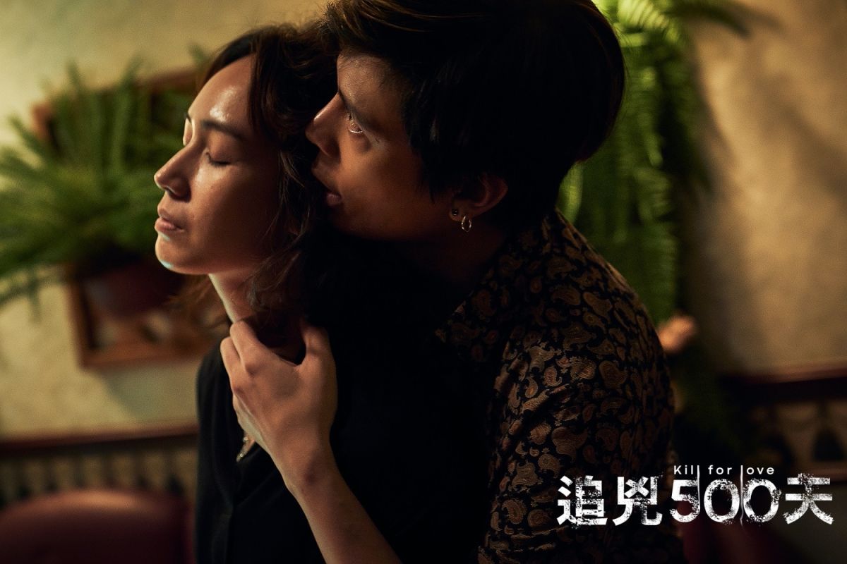 ▲七十六号原子出品的新戲《追兇500天》被質疑虐待活體鸚鵡，小薰（左）和柯朋宇則有激情橋段。（圖／翻攝《追兇500天》臉書）