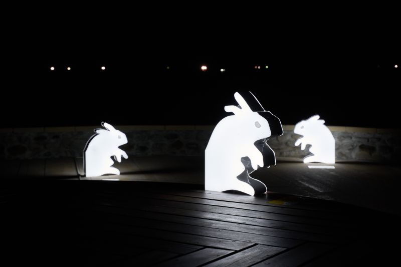 ▲中角灣的藝術作品《影從光來－兔子》，黑夜中綻放光彩。（圖／新北市景觀處提供）