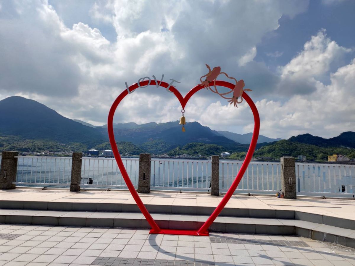 ▲新北市政府為迎接七夕情人節，特別規劃「2020深澳亮一夏 鎖定鐘生」放閃活動，歡迎情侶一同漫步深澳海天步道。（圖／新北市漁管處提供）