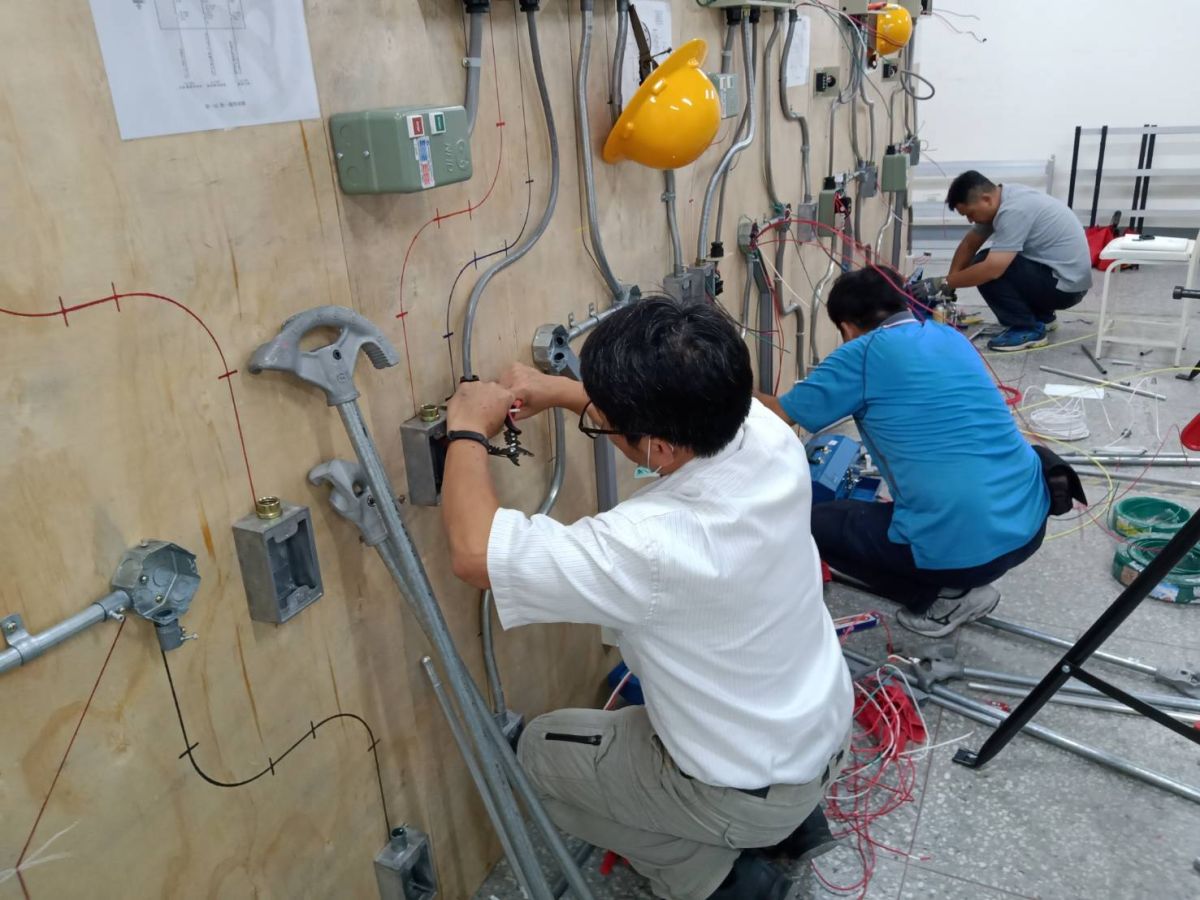 ▲台中市勞工大學提供勞工進修平台，課程因應時勢潮流，有網紅、機器人等搶手課程。（圖／台中勞工大學提供）