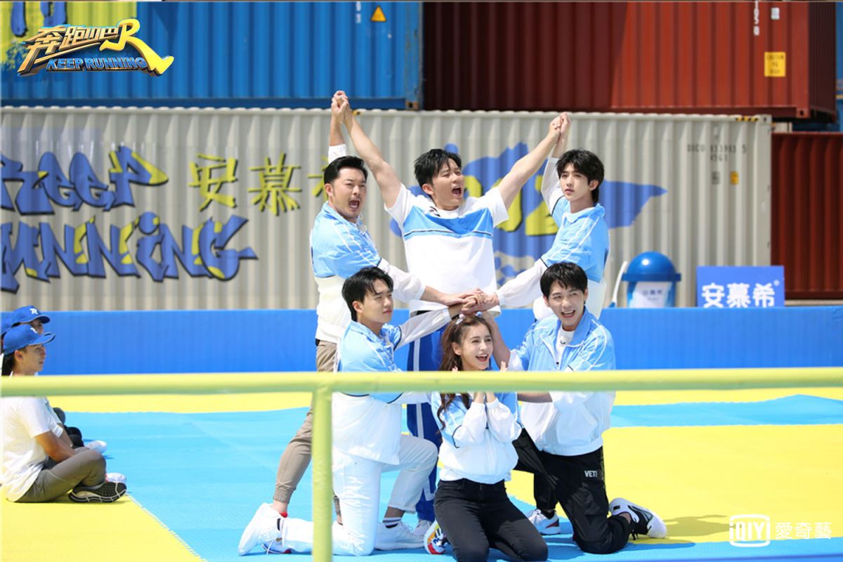 ▲Angelababy （下排中）面對鮮肉們，領悟自己「要奔四了」！（圖／愛奇藝提供） 