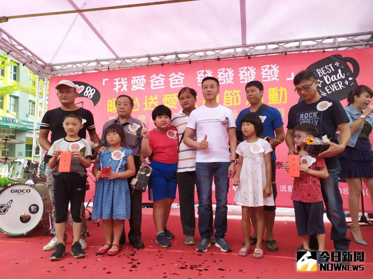 ▲85度C彰化彰基店擴大營業，執行長王韋彭將好友祝賀禮金，轉贈給彰化家扶、慈愛教養院等社福機構及鄰近5所國小34位學童2000元獎助學金。（圖／記者葉靜美攝，2020.08.08）