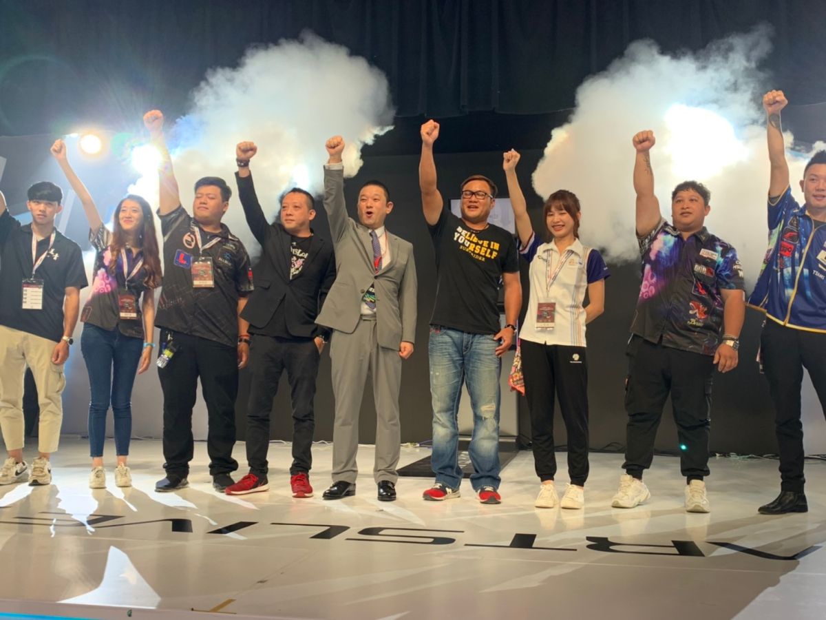 ▲鄭達鴻（中黑衣者）代表原棒協出席DartsLive3新機記者會。（圖／吳政紘攝）