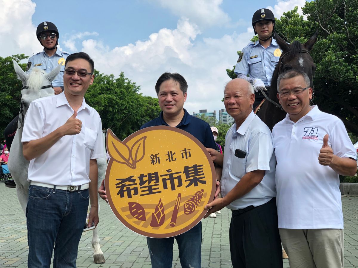 ▲「淡水咖啡節」今日在淡水捷運站後廣場隆重展開，邀請到新北市副市長吳明機及農業局局長李玟到場擔任一日咖啡師。（圖／新北市農業局提供）