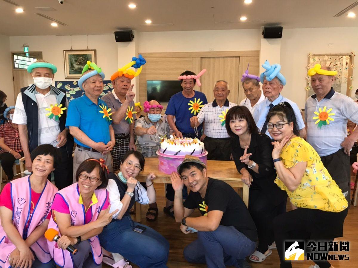 ▲北斗日照中心秀和苑舉辦父親節感恩慶祝活動，志工為阿公阿嬤分別戴上太陽花和氣球花，場面繽紛熱鬧。（圖／記者陳雅芳攝，2020.08.08）