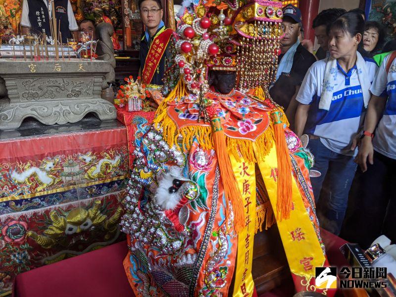 ▲袓廟媽祖已換穿上全新的龍袍。（圖／彰化市公所提供）