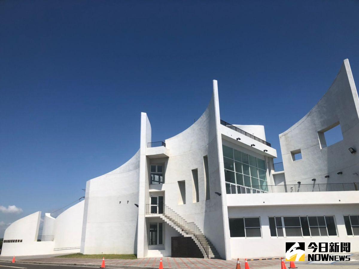 ▲彰化縣自然生態教育中心也是網傳地表最美的打卡景點白色海豚屋隆重啟用，美美的建築物快速竄紅，變成IG、臉書的打卡熱點。（圖／記者陳雅芳攝，2020.08.08）