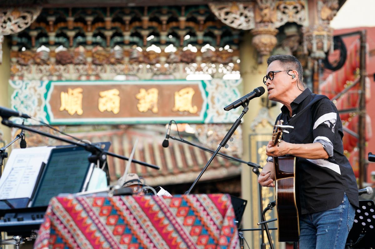 ▲羅大佑手術後首度開唱，演唱會上還有驚喜彩蛋，原來是歌手岑寧兒跨地獻唱。（圖／大右音樂提供）