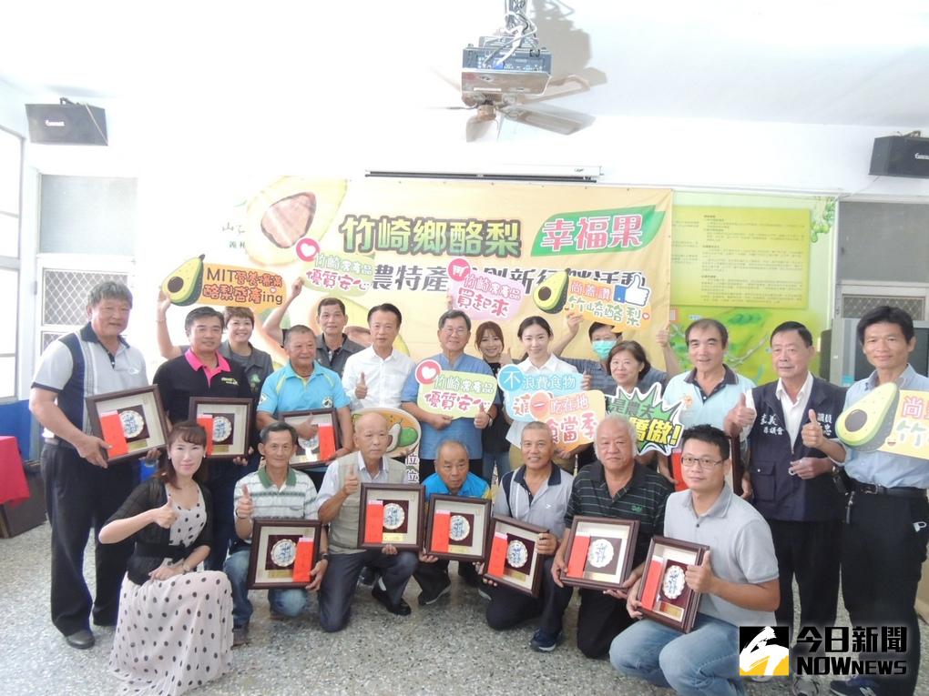 ▲竹崎鄉推廣酪梨評鑑打響優質酪梨知名度，縣長翁章梁、立委陳明文特地出席促銷活動為評鑑得獎者隆重頒獎。（圖／記者任禮清攝　2020.08.08）