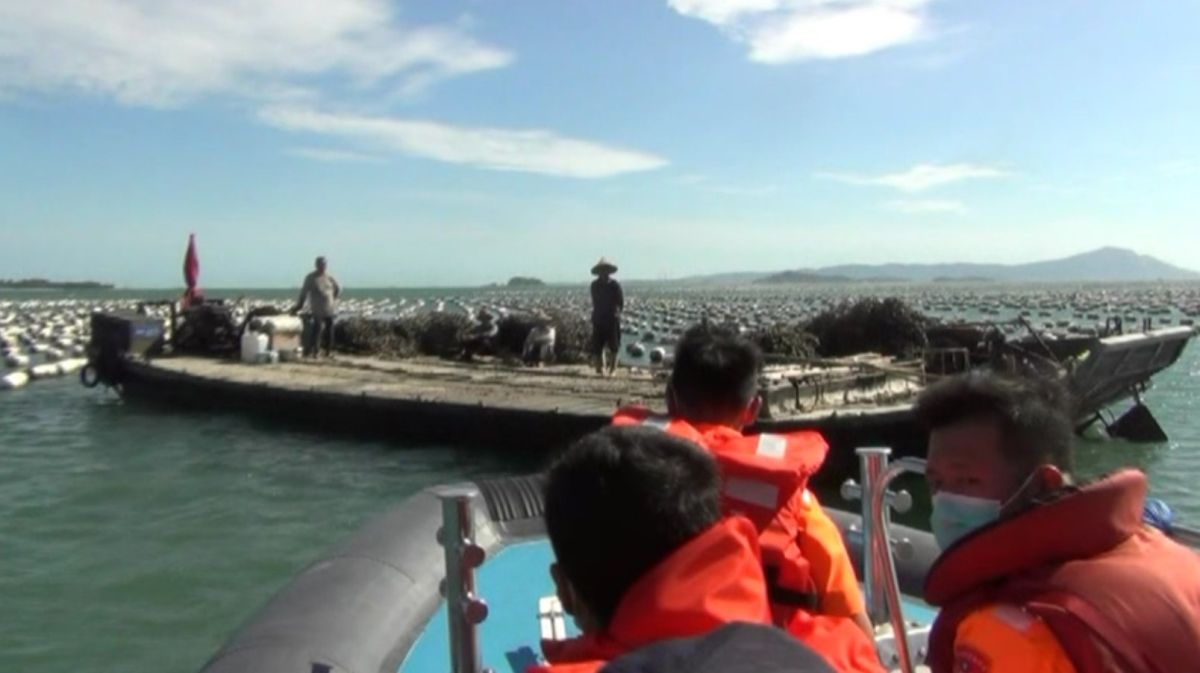 ▲大陸漁船滿載2萬個蚵苗闖入小金門海域海蚵養殖場，遭金門海巡隊攔截。(圖/金門海巡隊提供)