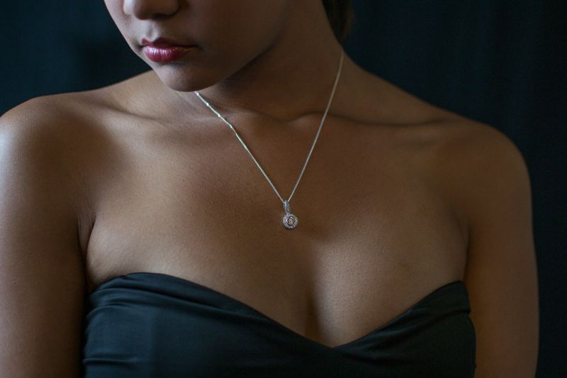 ▲一名網友指出，自己想送女友鑽石項鍊當定情物，但原因一曝光，卻讓不少人秒勸要想清楚。（示意圖，非當事人／翻攝Pixabay）