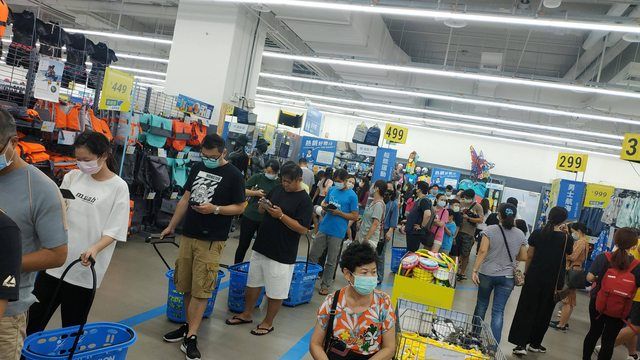 ▲網友假日逛運動用品店，被人山人海的景象嚇歪。（圖／翻攝PTT）