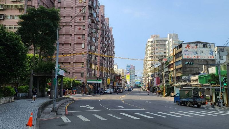 ▲新店大鵬路橋拆除後,讓新店中正路消失已久的廣闊天際重新再現。(圖/新北市政府提供)