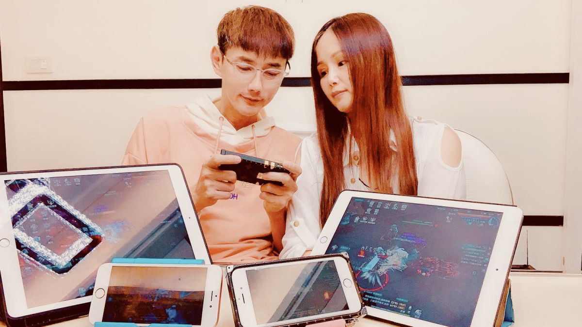 ▲包偉銘（左）沈迷手遊，拉著太太一起玩。（圖／翰森娛樂提供）