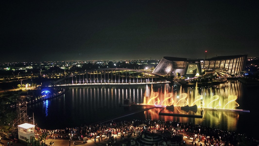 ▲翁章梁表示，嘉義縣不僅擁有高山美景，更因著沿海的濕地能發展海邊輕旅行，再加上人文指標的故宮南院，這3項特色與優勢，讓嘉義觀光資源更有可看性。（圖／故宮南院提供）