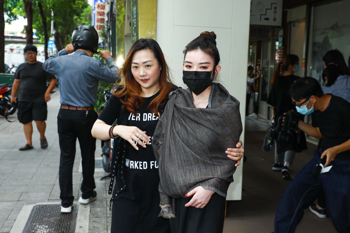 ▲許維恩（中）步出靈堂哭紅眼，深深感謝羅霈穎。（圖／特約記者黃彥凱攝）