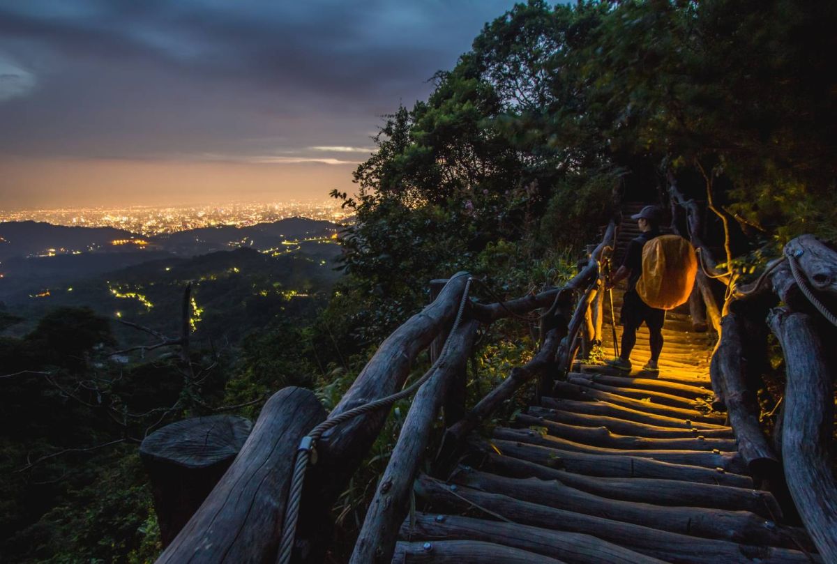 ▲2020「我是登山王」，完成三個等級成為制霸大坑的登山王，將可得到「我是登山王」限量臂章及完登證書的榮耀。(圖／觀旅局提供2020.8.9)