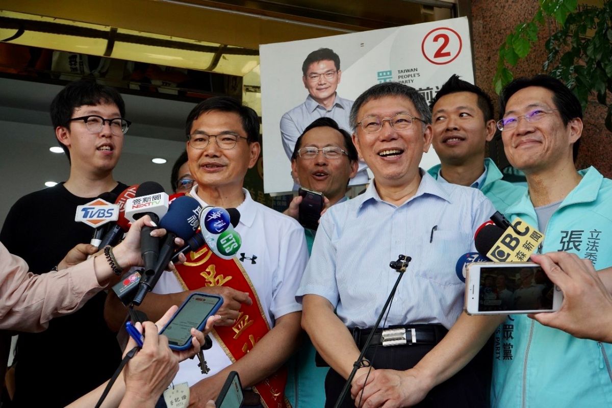 ▲高雄市長補選，吳益政敗選，但民眾黨主席柯文哲未陪同宣布，柯遭前立委段宜康譏連自私能力都很差。（圖／吳益政競選總部提供）