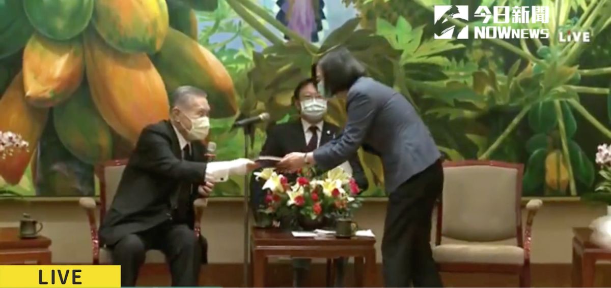 ▲前日本首相森喜朗9日率團訪台弔唁前總統李登輝，並在拜會蔡英文總統時送給蔡英文一本以蔡英文為封面的漫畫雜誌。（圖／NOWnews攝影中心）