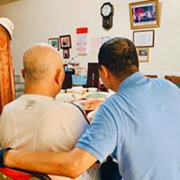 ▲侯友宜搭乘高鐵返回嘉義朴子老家，陪92歲的父親吃午餐。(圖/摘自侯友宜臉書)