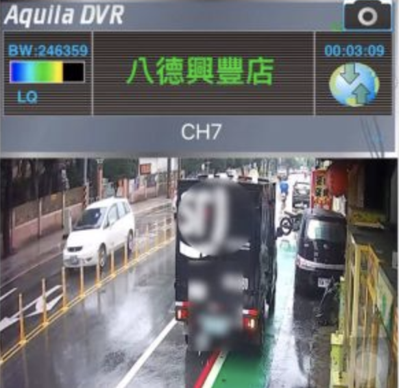 ▲畫面中貨車臨停路邊,後方騎士為了閃過臨停貨車擦撞貨車險遭後方水泥預拌車輾過。(圖/翻攝「桃園人桃園事.生活.分享.靠北討論區」)