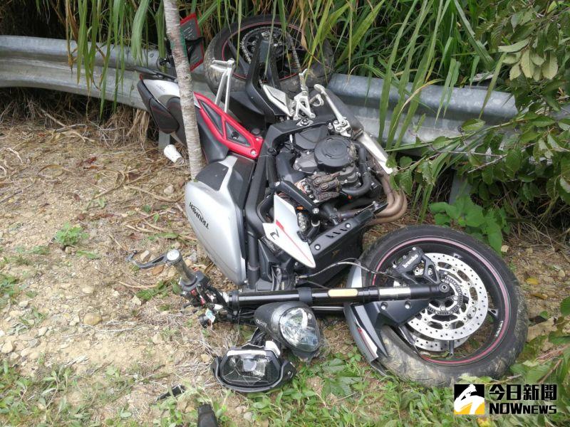 ▲一部重型機車行經芬園鄉大彰路(139線),不小心自摔,機車衝上邊坡,撞上櫻花樹,機車橫摔。(圖/記者陳雅芳攝,2020.08.09)