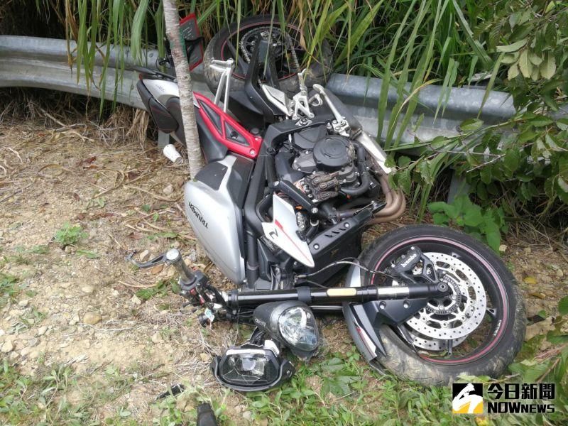 ▲一部重型機車行經芬園鄉大彰路（139線），不小心自摔，機車衝上邊坡，撞上櫻花樹，機車橫摔。（圖／記者陳雅芳攝，2020.08.09）