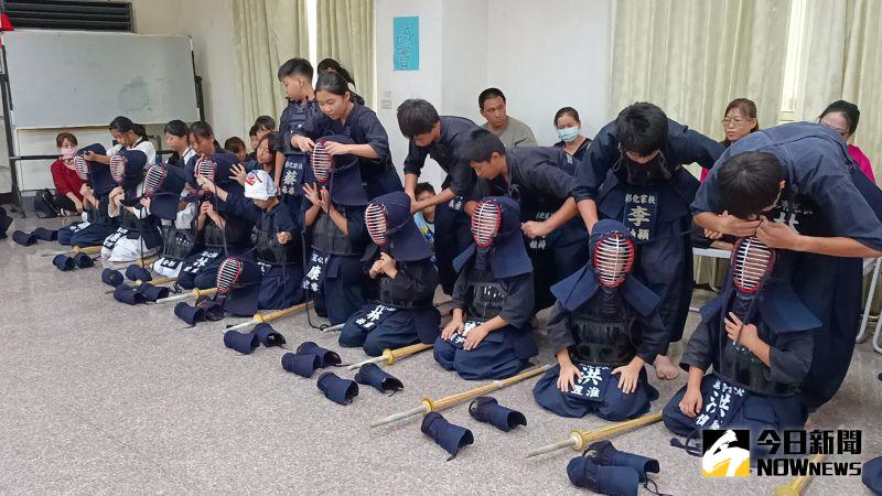 ▲課程規劃讓家扶兒於原劍道才藝學習外,可多接觸不同才藝並培養靜心閱讀書籍的習慣。(圖/記者陳雅芳攝,2020.08.09)