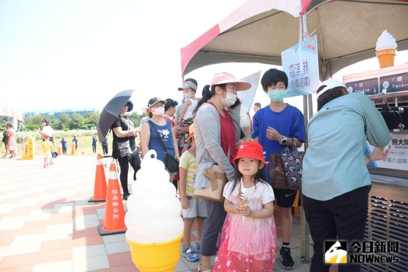 ▲鄉公所還備有消暑霜淇淋及地方特色農產美食。（圖／記者陳雅芳攝，2020.08.09）