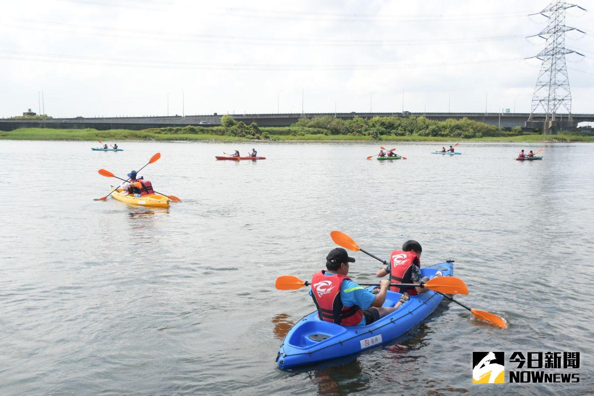 ▲線西鄉公所在彰濱工業區線西區慶安水道河濱公園舉辦「2020線西鄉獨木舟嘉年華」活動，遊客玩得不亦樂乎。（圖／記者陳雅芳攝，2020.08.09）