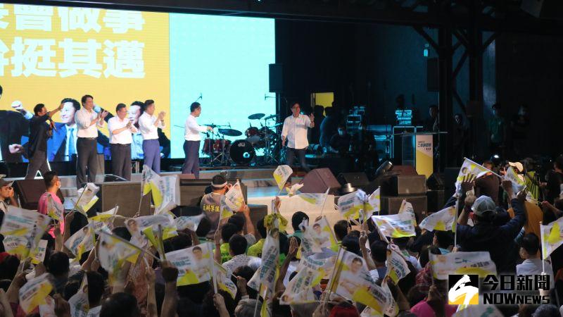▲陳其邁和「會做事連線」桃園市長鄭文燦、新竹市長林智堅、基隆市長林右昌、嘉義縣長翁章梁上台時,民眾激動搖旗歡呼。(圖/記者鄭婷襄攝,2020.08.09)