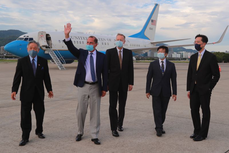 ▲美國衛生部長阿薩爾（左二）率團搭乘專機抵達台灣。（圖／外交部提供）