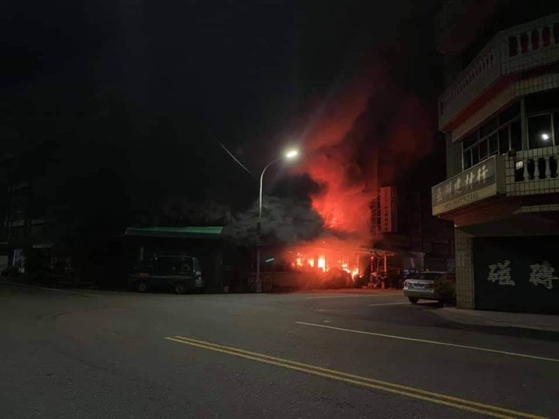 ▲雲林縣斗南鎮今凌晨發生火警波及左鄰右舍，造成緊鄰的詹姓鄰居一家三代7人遭嚴重嗆傷，其中一名11歲男童不治。