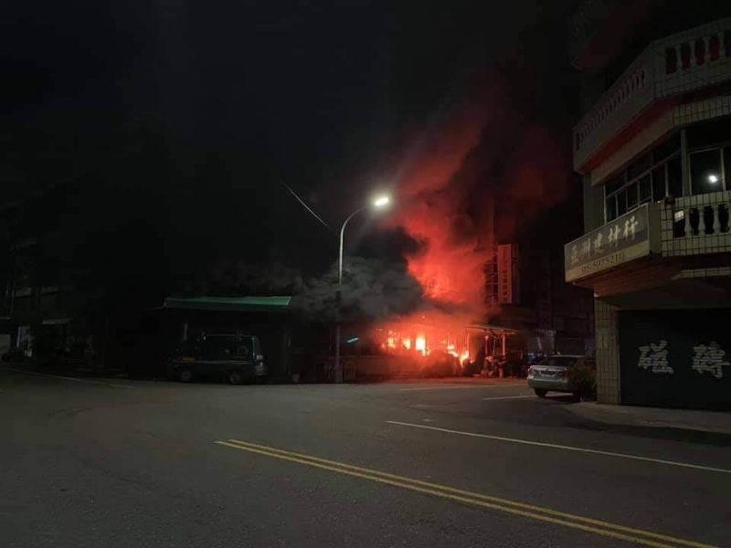 ▲雲林縣斗南鎮今凌晨發生火警波及左鄰右舍,造成緊鄰的詹姓鄰居一家三代7人遭嚴重嗆傷,其中一名11歲男童不治。
