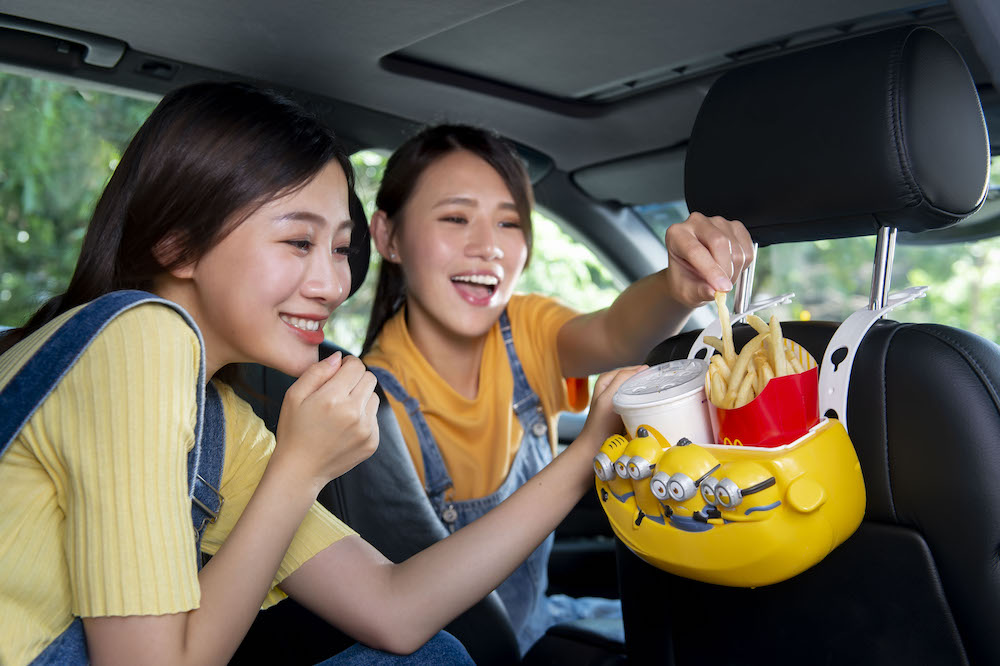 ▲速食業者今（10）日宣布與電影公司合作，推出小小兵限定周邊商品，將在12日上午11點起正式開賣。（圖／業者提供）