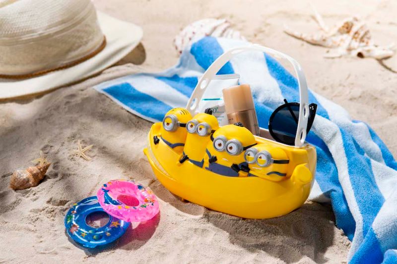 ▲小小兵萬用置物籃更能拿來裝沙、玩水，是暑假外出野餐、旅遊的實用好物。（圖／業者提供）