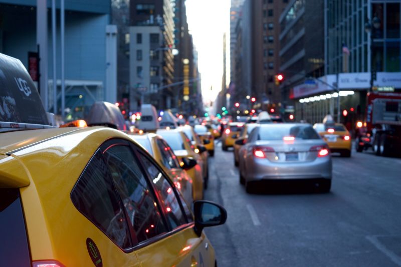 ▲大街小巷中，都可以看到的亮黃色的計程車穿梭載客，許多民眾趕時間時，可以直達目的地的小黃也成為首選。（示意圖／取自pixabay）