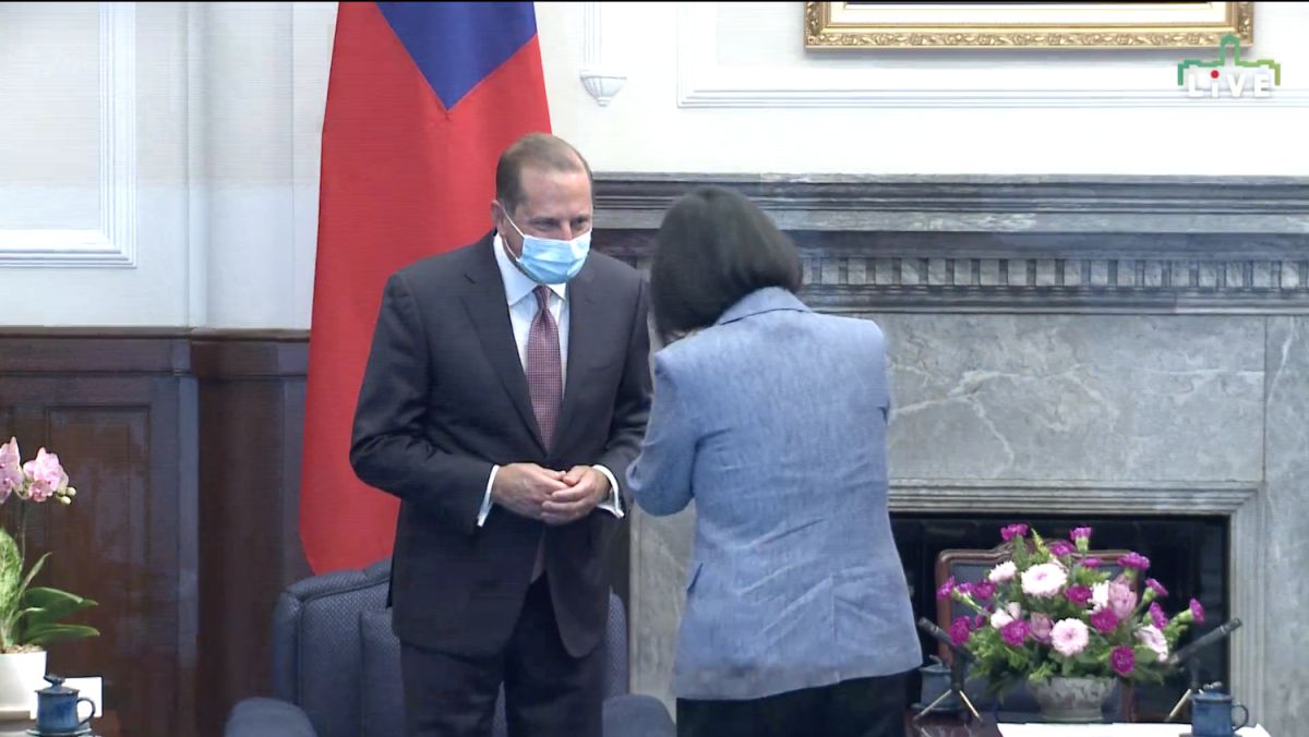 ▲美國衛生部長阿薩爾10日赴總統府與蔡英文會面。（圖／翻攝自蔡英文臉書）