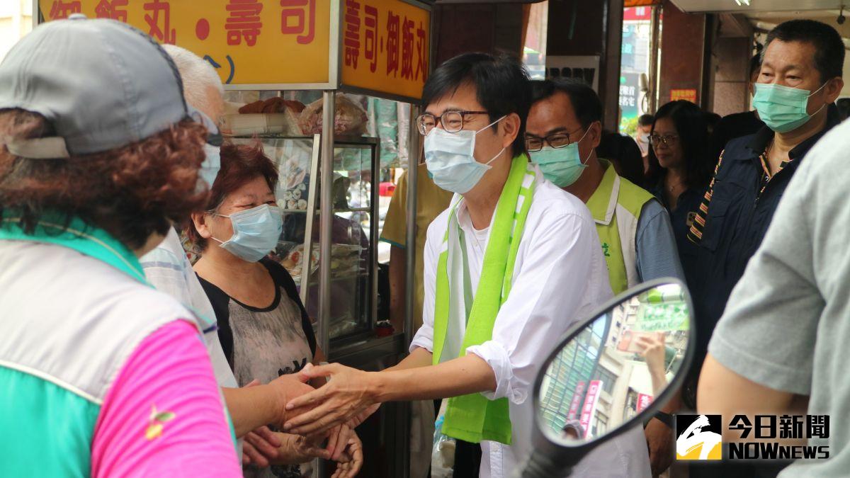 ▲陳其邁今（10）日上午到高雄三民市場拜票。（圖／記者鄭婷襄攝，2020.08.10）