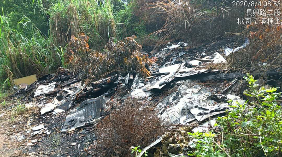 ▲桃園的五酒桶山被登山的鳥友直擊有人亂倒垃圾並焚燒，鳥友定位並向桃園環保局舉報。（圖／拍鳥俱樂部趙愛妮提供）