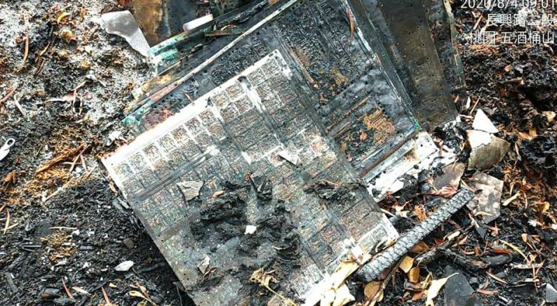▲焚燒的垃圾中還有許多電路板，可能會釋出有毒物質。（圖／拍鳥俱樂部趙愛妮提供）