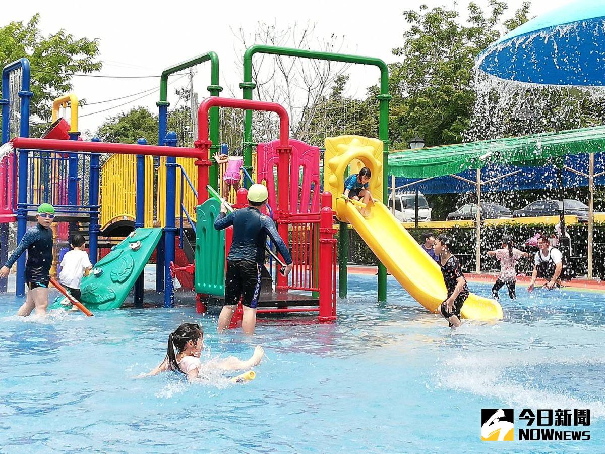 ▲升級版兒童戲水區開幕後暑假期間每周四至日開放民眾戲水消暑。（圖/記者邱嘉琪攝，2020.08.10）