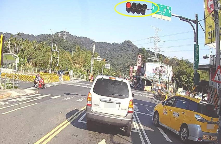 ▲汽車駕駛人等紅燈時常向前滑至機車停等區，這樣的行為最高可以罰新台幣1200元。(圖/新北市交通事件裁決處提供)